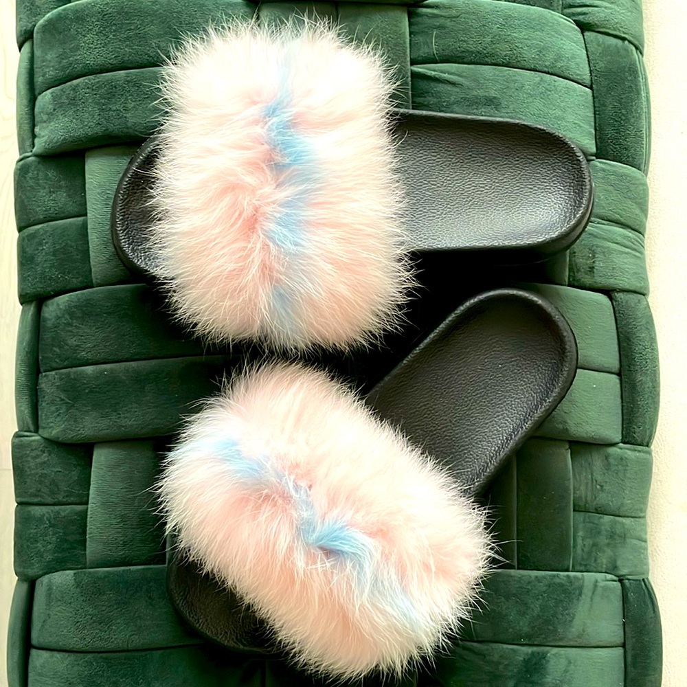 Light pink/blue fur flip flops/slides